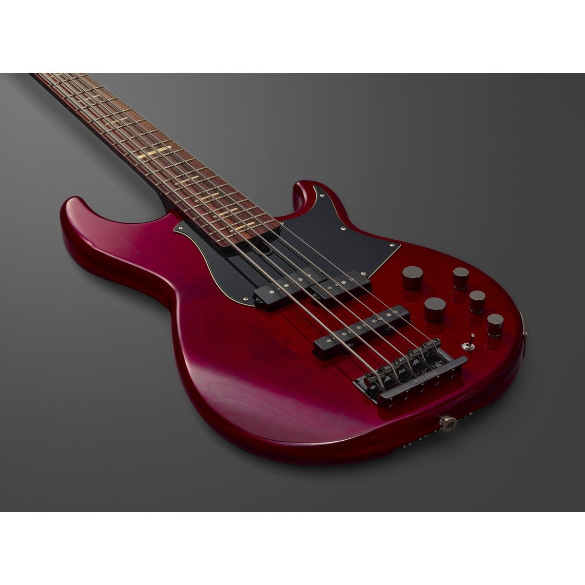 Bajo eléctrico Yamaha BB735A 5 cuerdas fired red detalle diapasón ambiente | Armonía Musical México