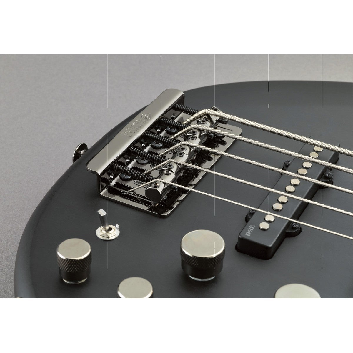 Bajo eléctrico Yamaha BB735A 5 cuerdas matte translucent black detalle puente y cuerdas | Armonía Musical México