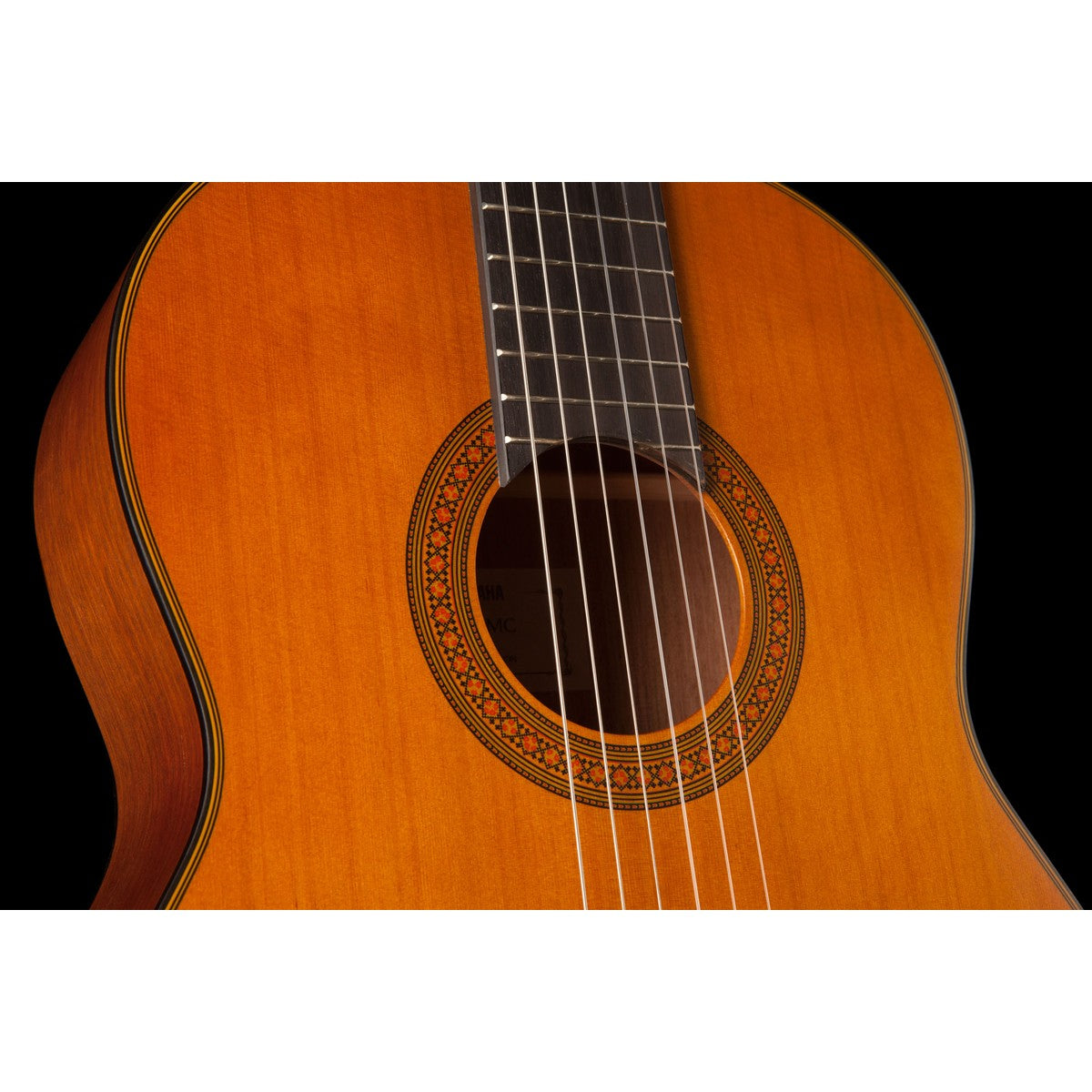 Guitarra clásica Yamaha CG122MC tapa sólida cedro mate vista ambiente | Armonía Musical México