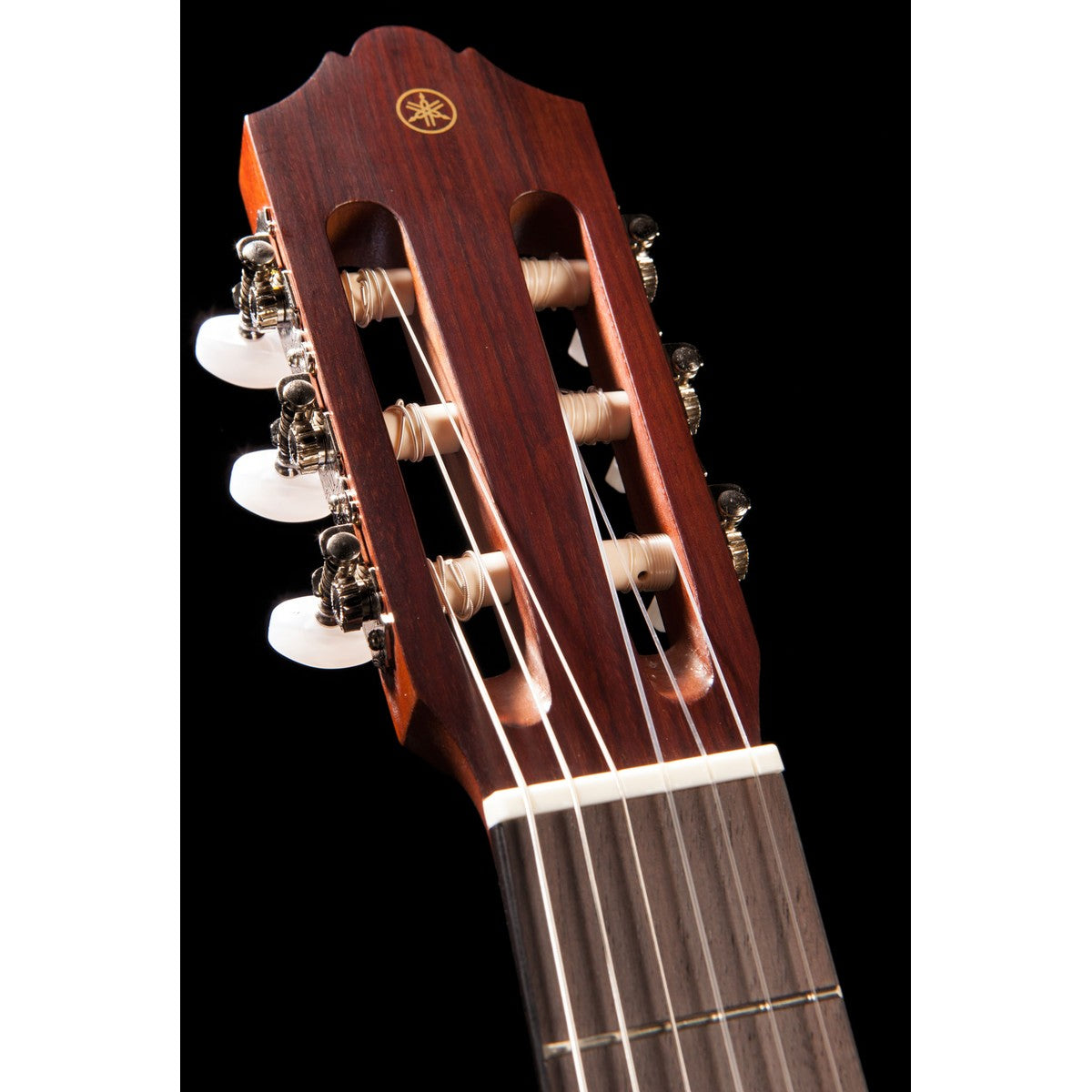 Guitarra clásica Yamaha CG122MC tapa sólida cedro mate detalle en atril | Armonía Musical México
