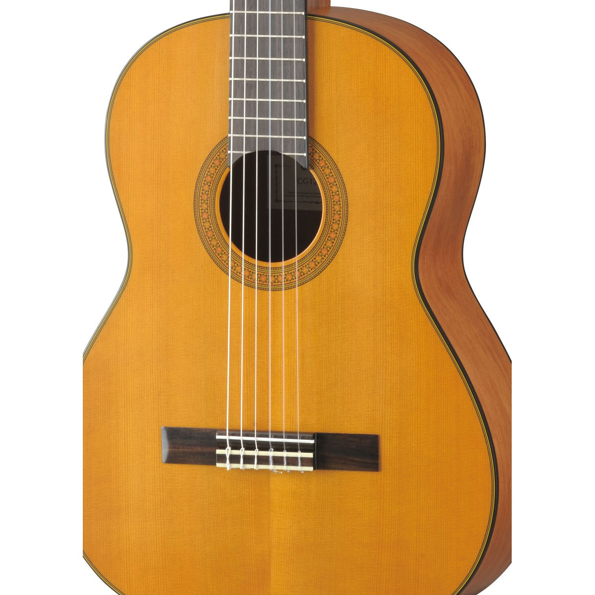 Guitarra clásica Yamaha CG122MC tapa sólida cedro mate detalle cuerpo y boca | Armonía Musical México