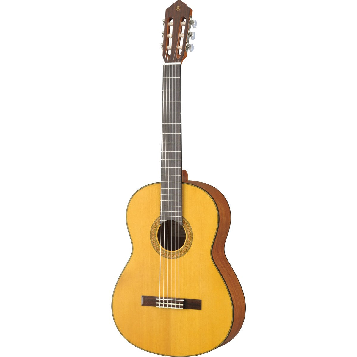 Guitarra clásica Yamaha CG122MS tapa sólida abeto mate vista angular | Armonía Musical México