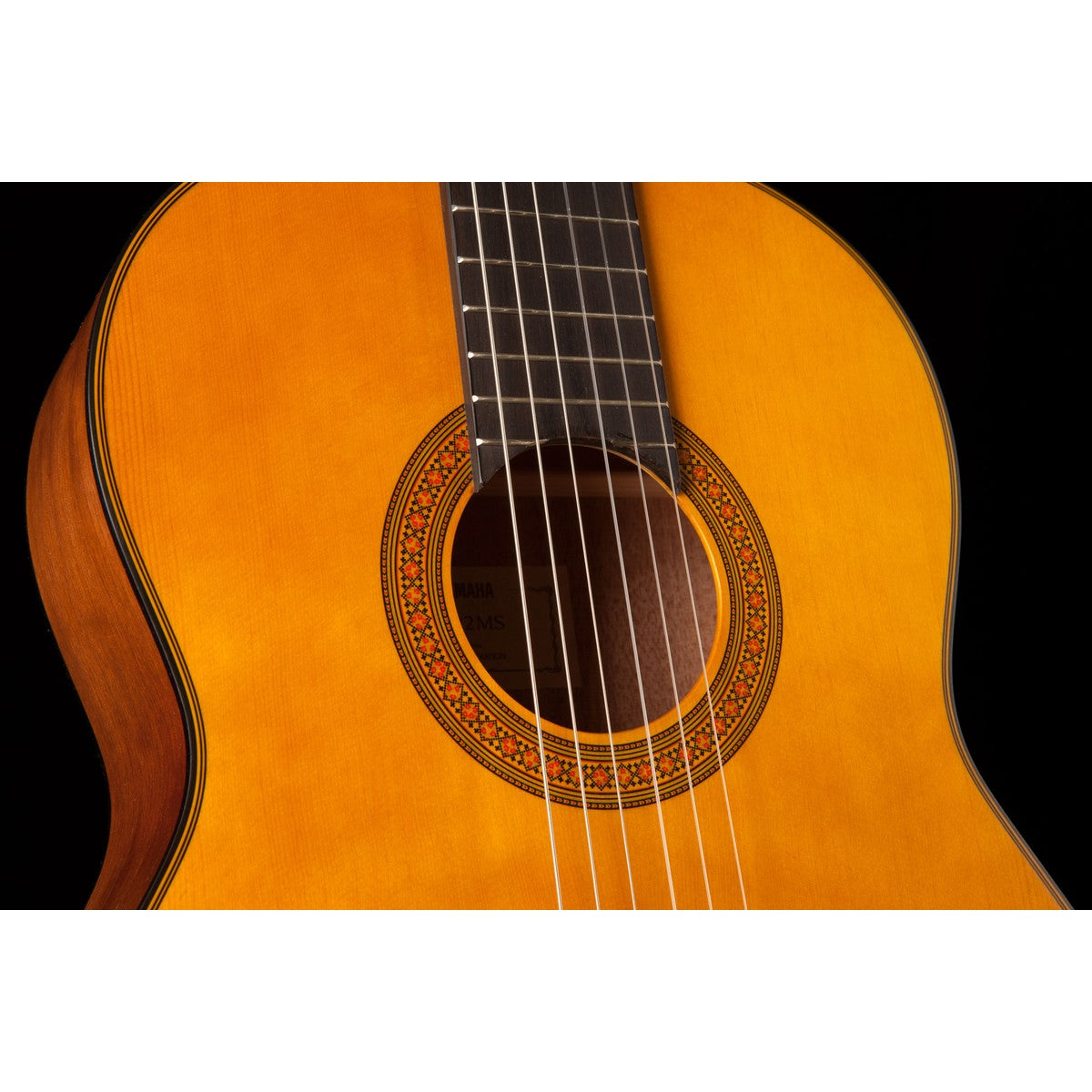 Guitarra clásica Yamaha CG122MS tapa sólida abeto mate vista ambiente | Armonía Musical México