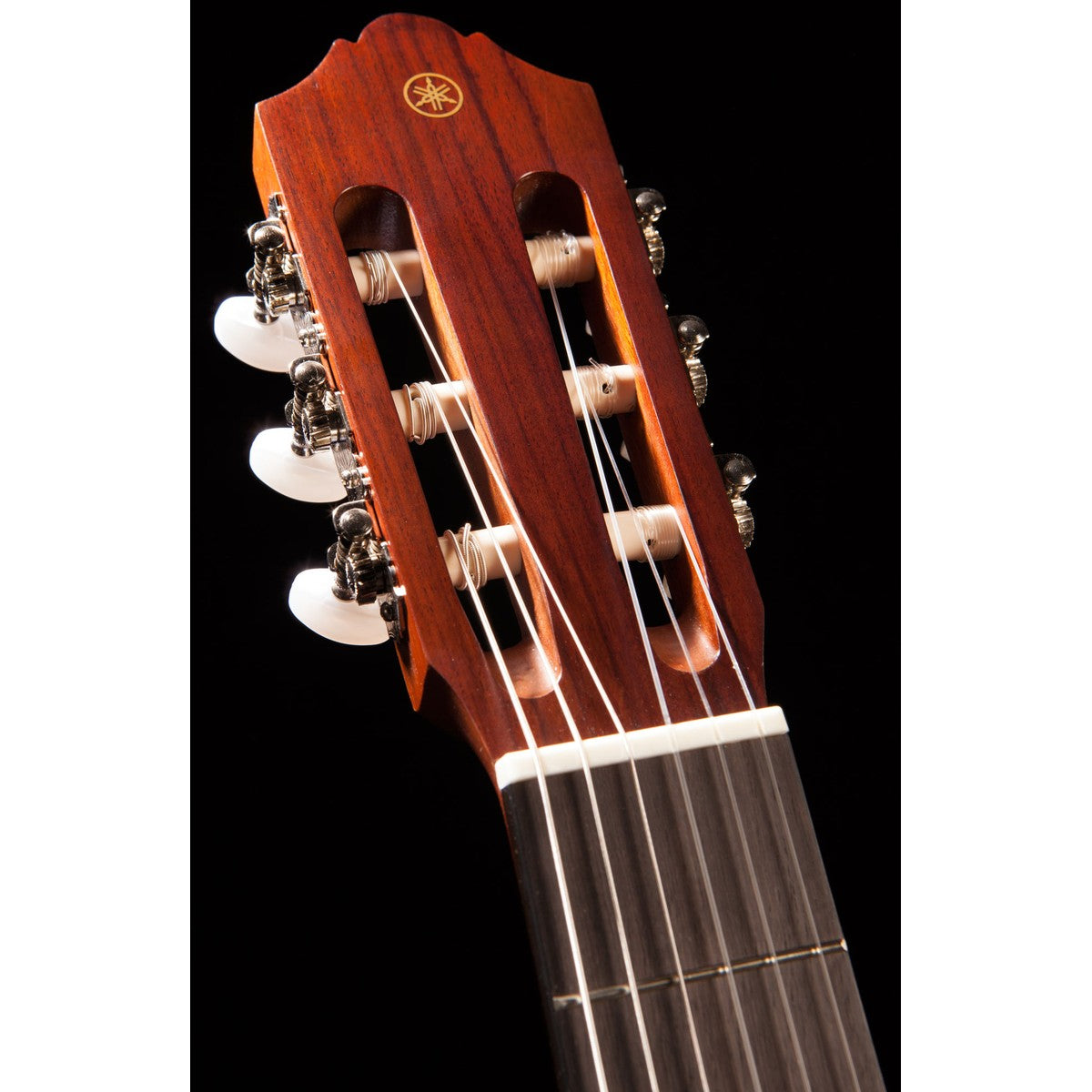 Guitarra clásica Yamaha CG122MS tapa sólida abeto mate detalle en atril | Armonía Musical México