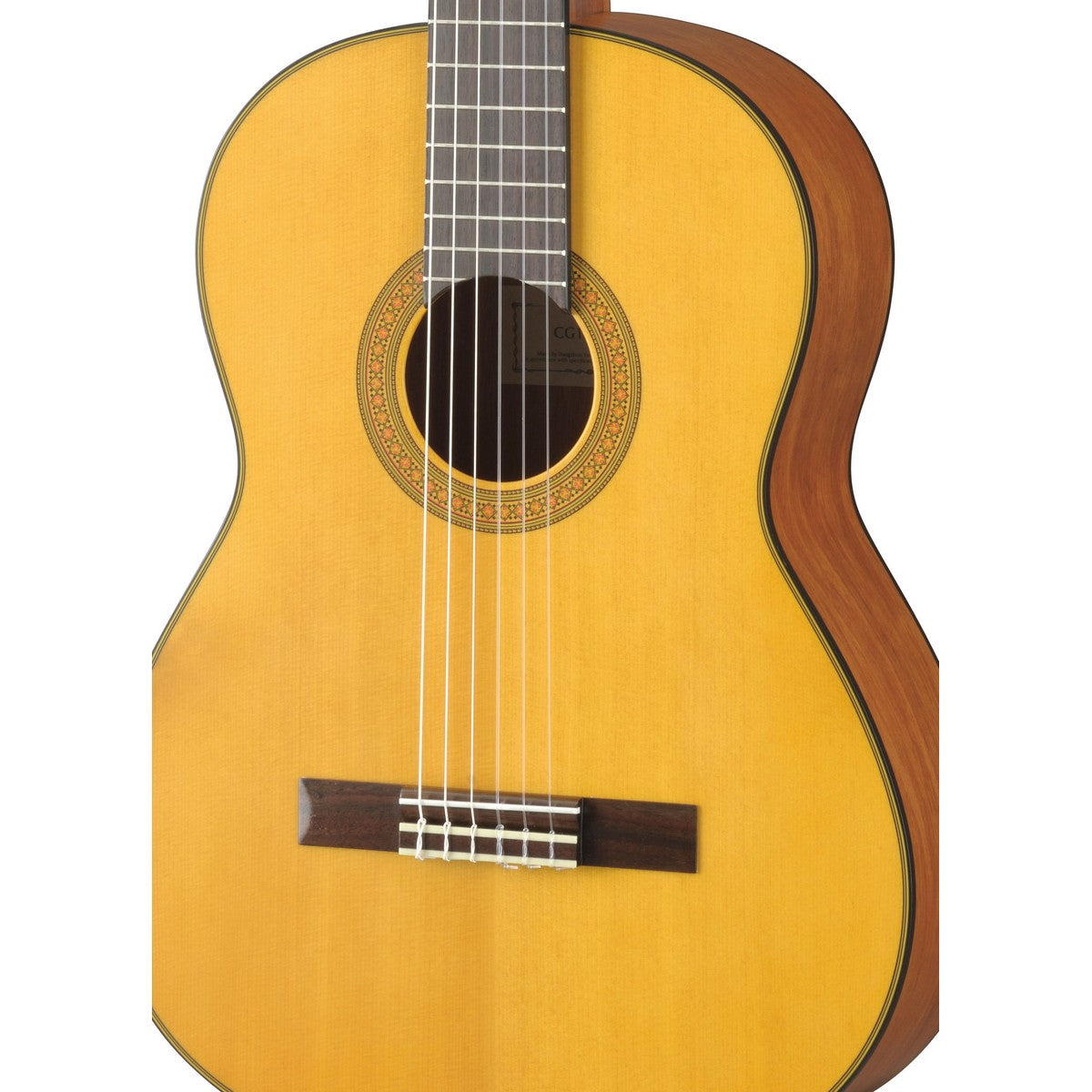 Guitarra clásica Yamaha CG122MS tapa sólida abeto mate detalle cuerpo y boca | Armonía Musical México
