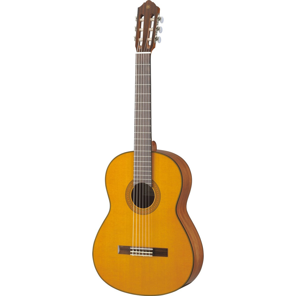 Guitarra clásica Yamaha CG142C tapa sólida cedro brillante vista angular | Armonía Musical México