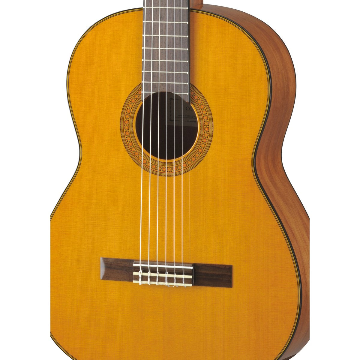 Guitarra clásica Yamaha CG142C tapa sólida cedro brillante detalle cuerpo y boca | Armonía Musical México