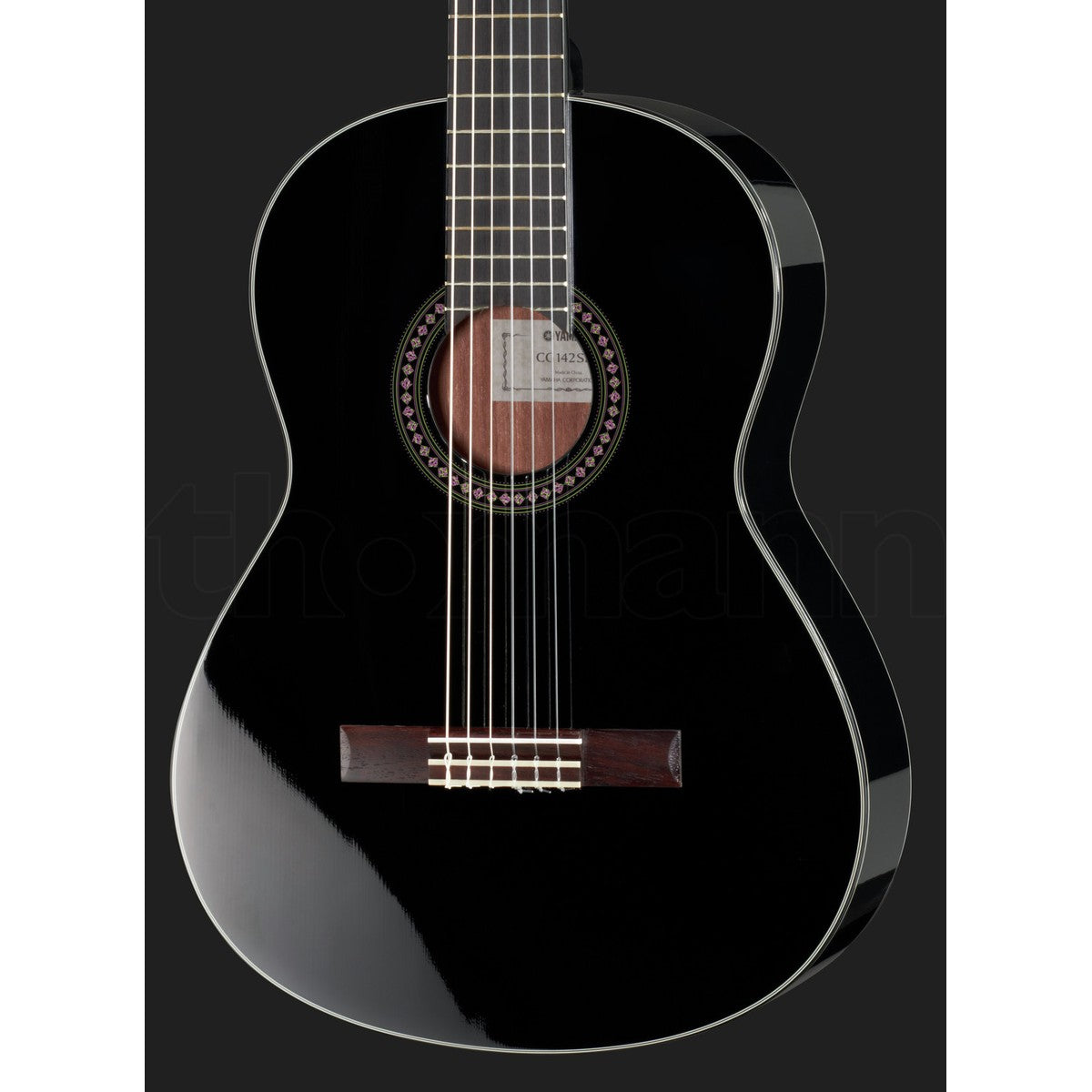 Guitarra clásica Yamaha CG142S tapa sólida abeto negro detalle cuerpo angular | Armonía Musical México