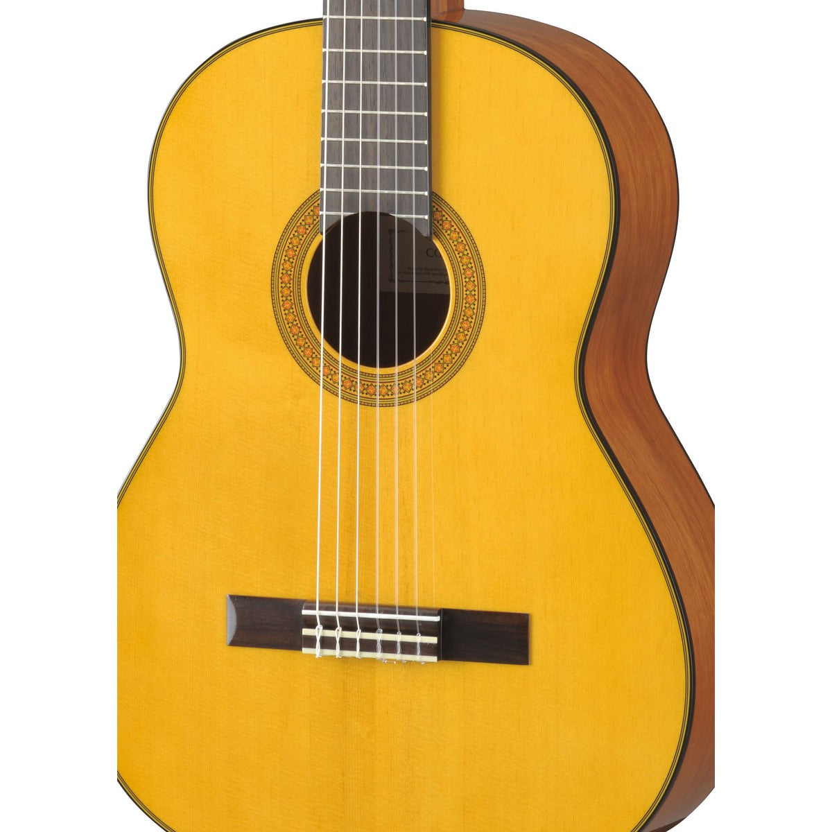 Guitarra clásica Yamaha CG142S tapa sólida abeto brillante detalle cuerpo y boca | Armonía Musical México