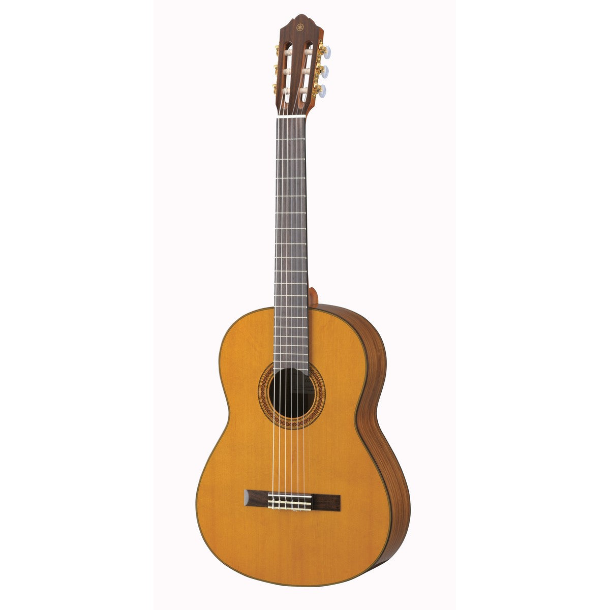 Guitarra clásica Yamaha CG162C tapa sólida cedro ovangkol vista angular | Armonía Musical México