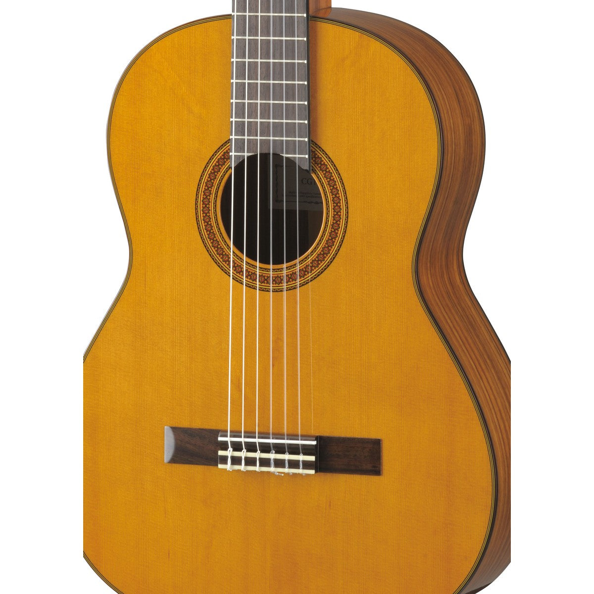 Guitarra clásica Yamaha CG162C tapa sólida cedro ovangkol detalle cuerpo y boca | Armonía Musical México
