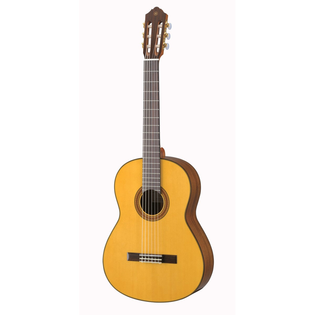 Guitarra clásica Yamaha CG162S tapa sólida abeto ovangkol vista angular | Armonía Musical México