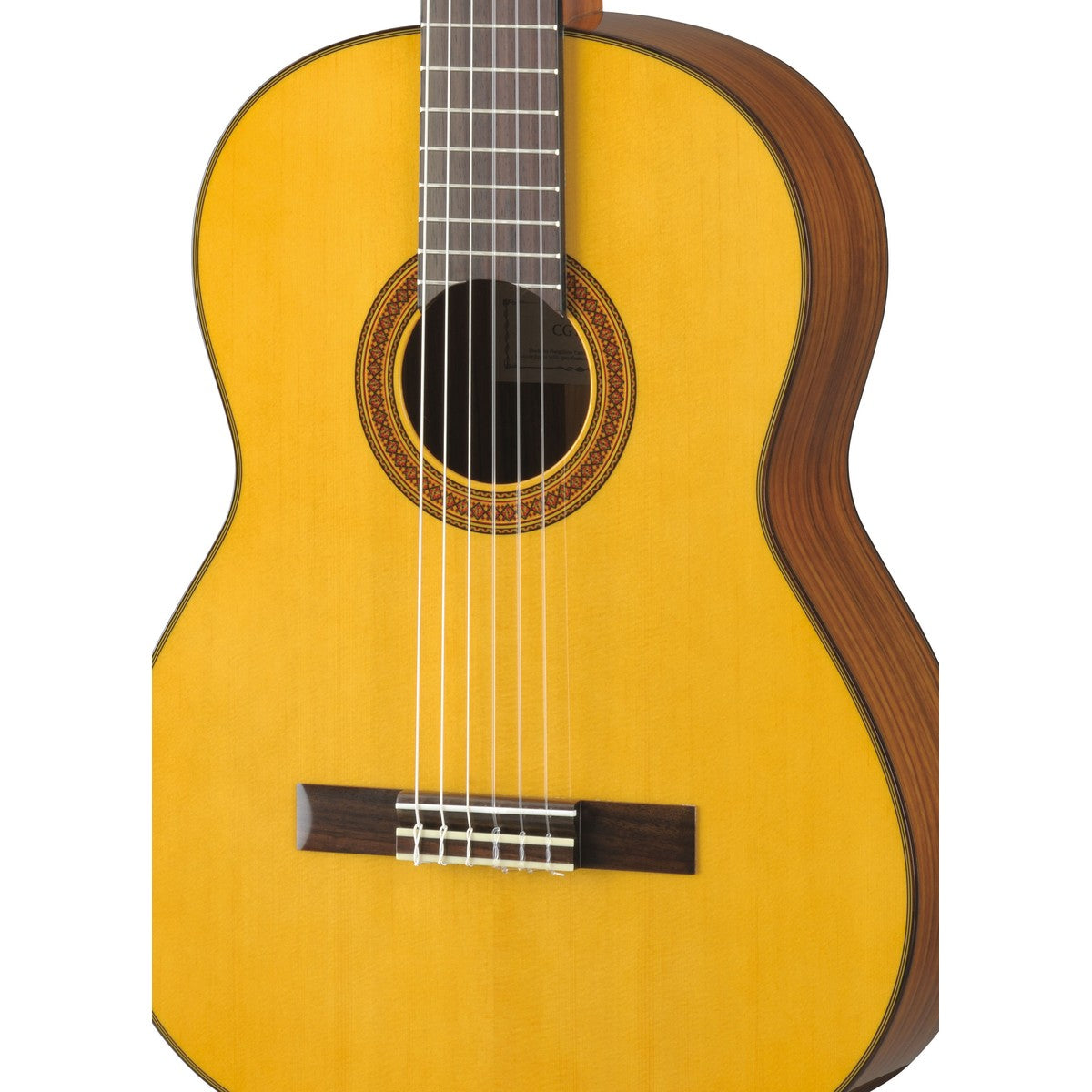 Guitarra clásica Yamaha CG162S tapa sólida abeto ovangkol detalle cuerpo y boca | Armonía Musical México
