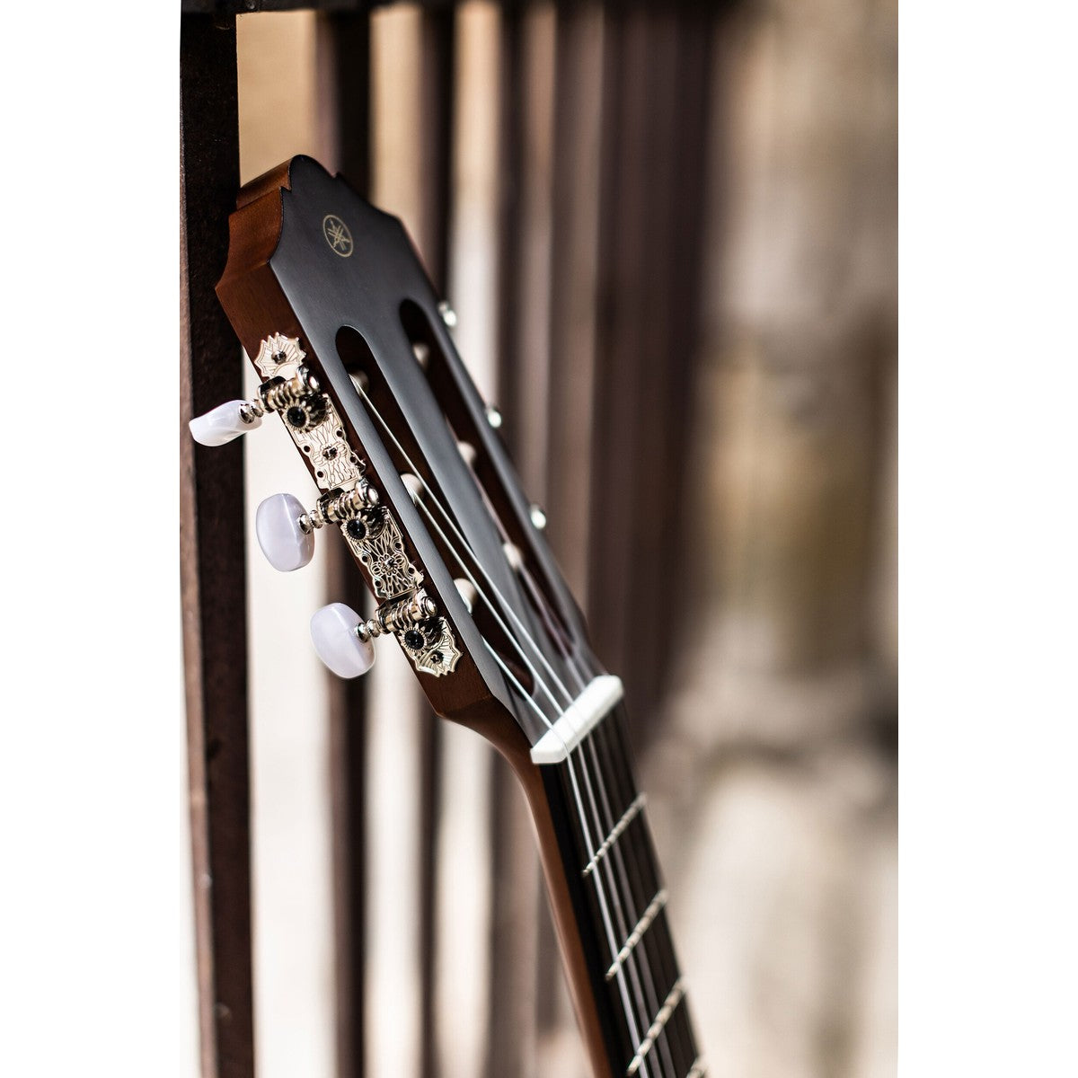 Guitarra clásica electroacústica Yamaha CGX122MC cedro detalle clavijero | Armonía Musical México