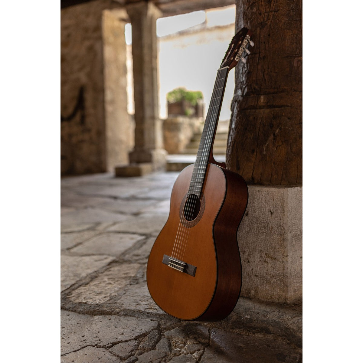 Guitarra clásica electroacústica Yamaha CGX122MC cedro detalle ambiente | Armonía Musical México